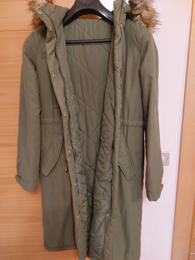 Parka verde.Sisa a sisa 59 cm.Largo 100 cm.