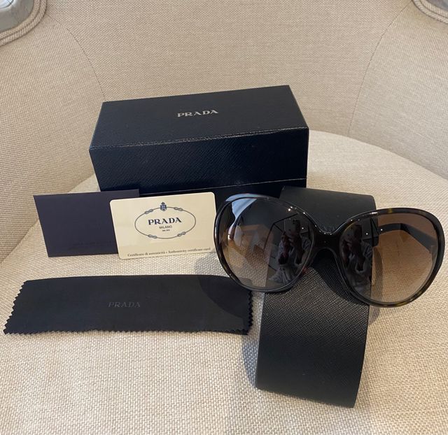 Gafas de sol de mujer de Prada