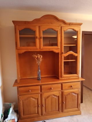 Mueble de madera de pino