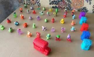 Lote muñecos zomlings +accesorios 