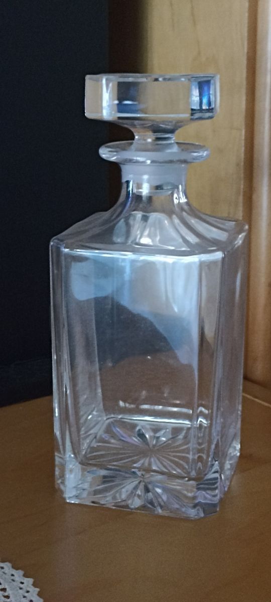 Bottiglia in vetro decorata con tappo