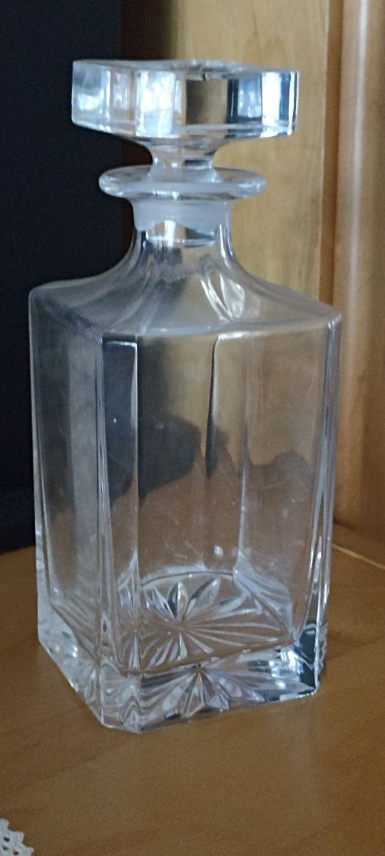 Bottiglia in vetro decorata con tappo