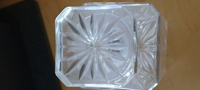 Bottiglia in vetro decorata con tappo