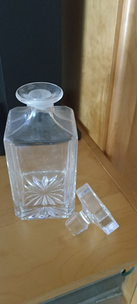 Bottiglia in vetro decorata con tappo