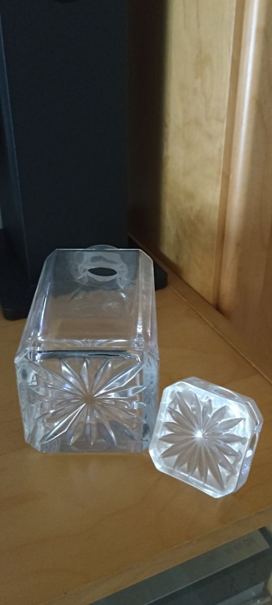 Bottiglia in vetro decorata con tappo