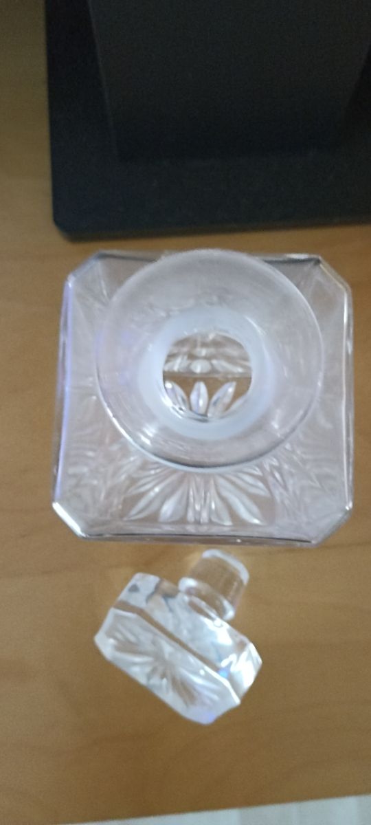 Bottiglia in vetro decorata con tappo