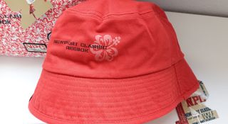 Bolso + gorro. Conjunto sport mujer. Reebok. Nuevo