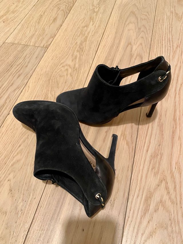 Preciosos zapatos ante negro