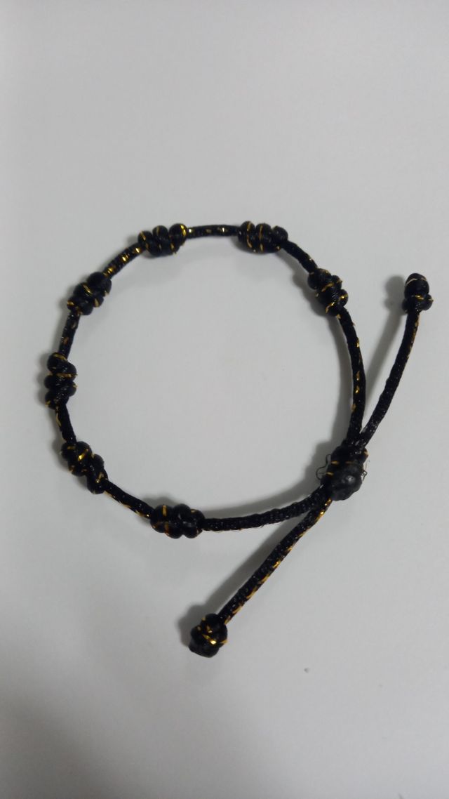 pulsera 7 nudos negra con brillo