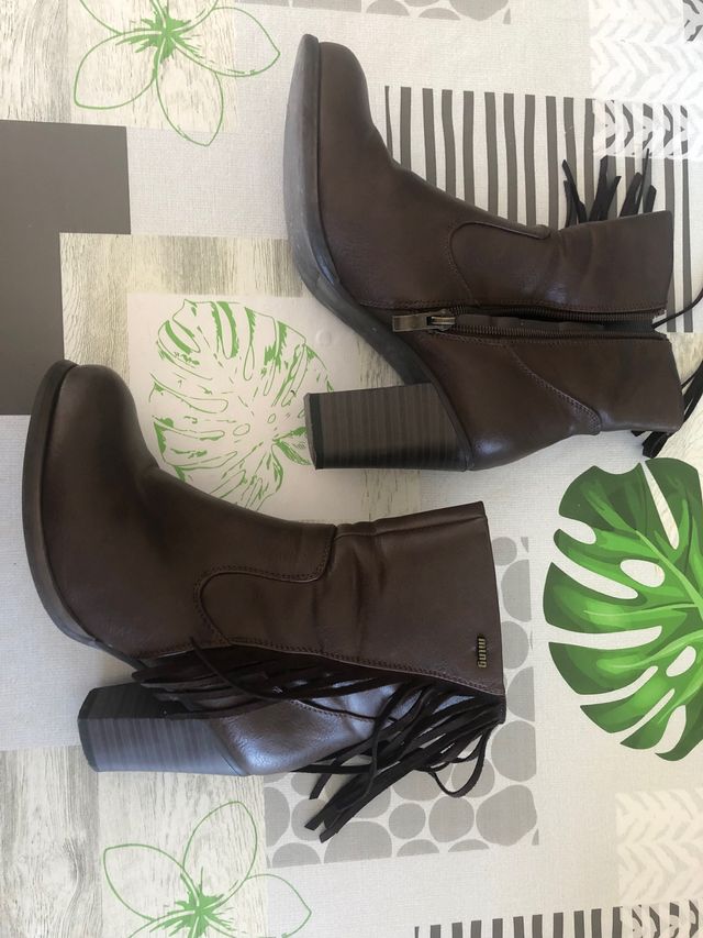 Botines marrones con flecos de Mustang 