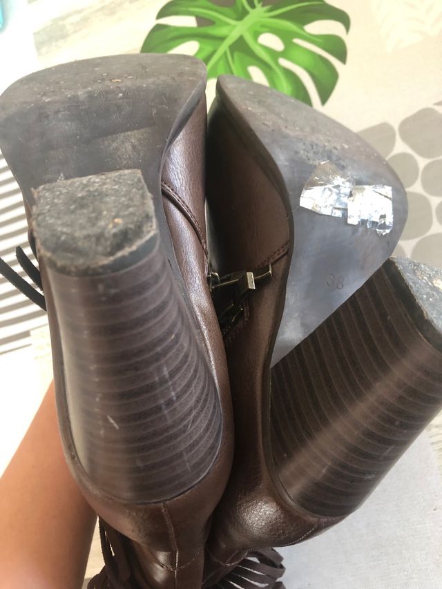 Botines marrones con flecos de Mustang 