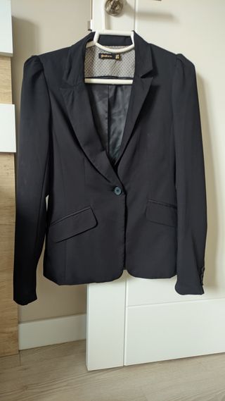 Americana negra de Stradivarius Talla M