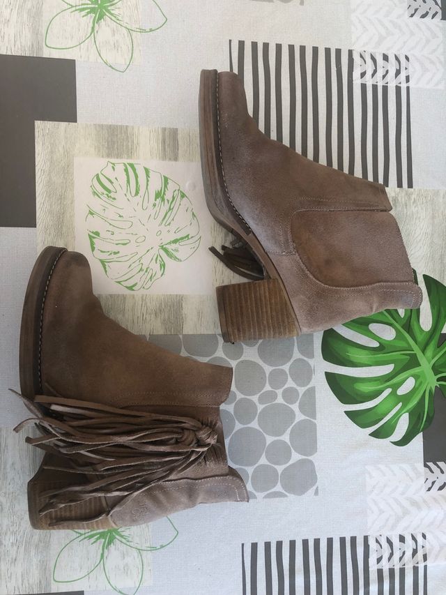 Botines beige de flecos de Mustang 