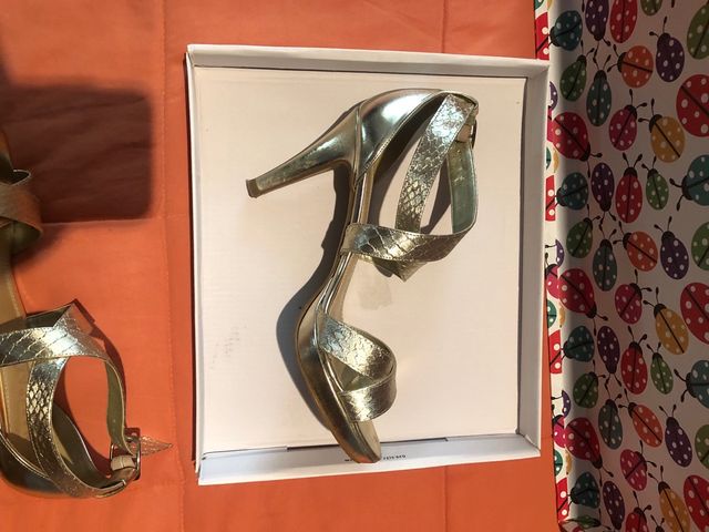 Sandalia dorada tacon 39