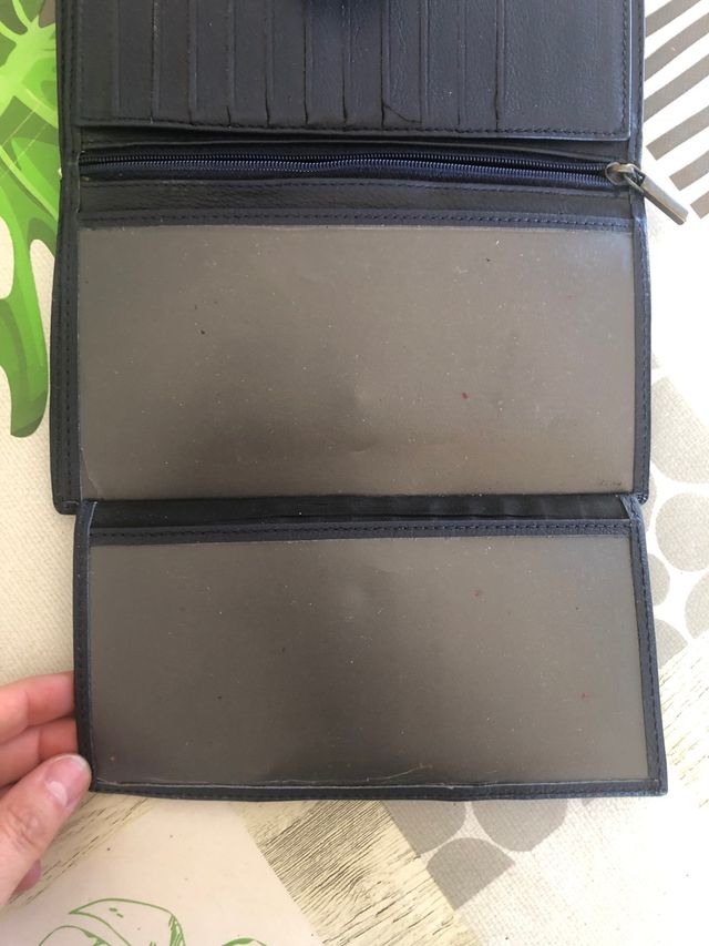 Cartera de piel azul 