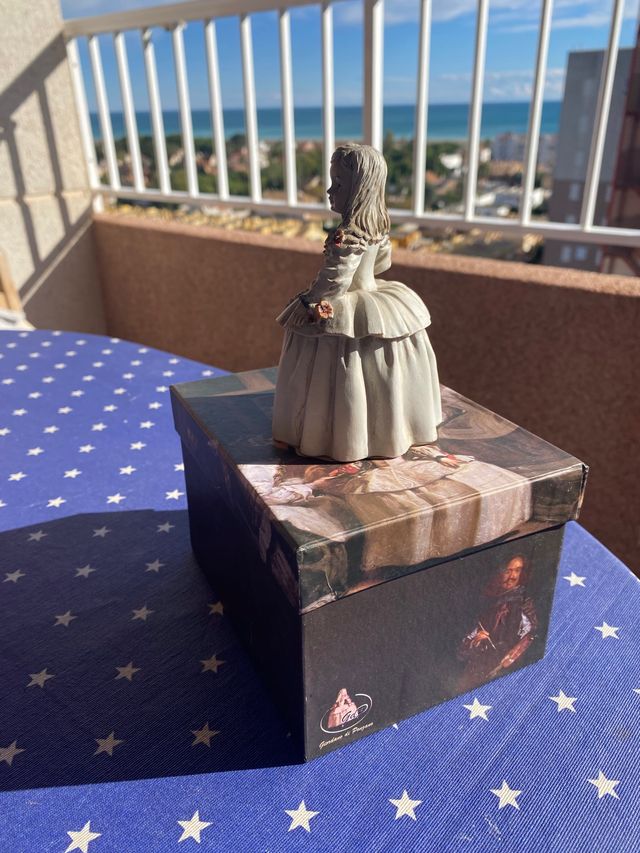 Statuetta originale della ragazza Velázquez