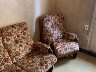 Sofá rústico de tres piezas.