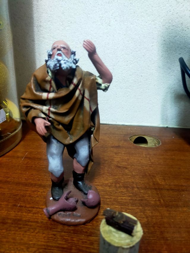 Pastores de barro pintados en tela.