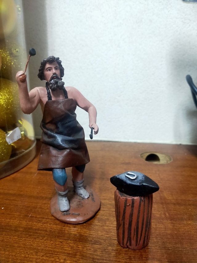 Pastores de barro pintados en tela.