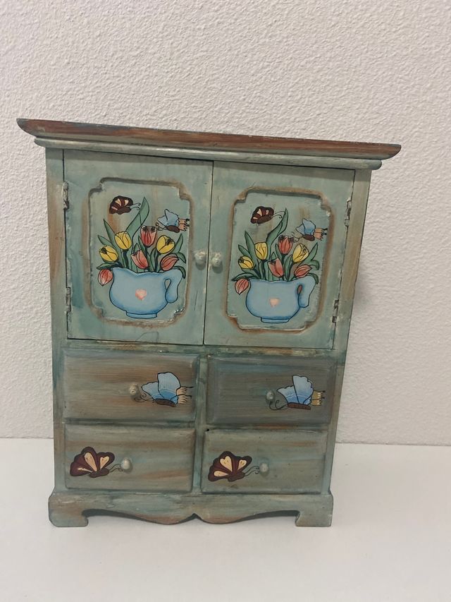 Armario joyero de madera pintado a mano
