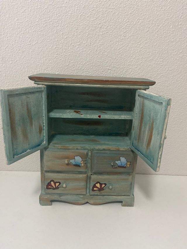 Armario joyero de madera pintado a mano
