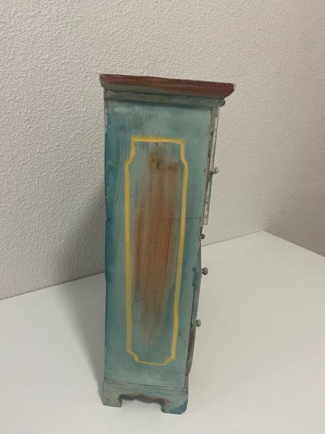 Armario joyero de madera pintado a mano
