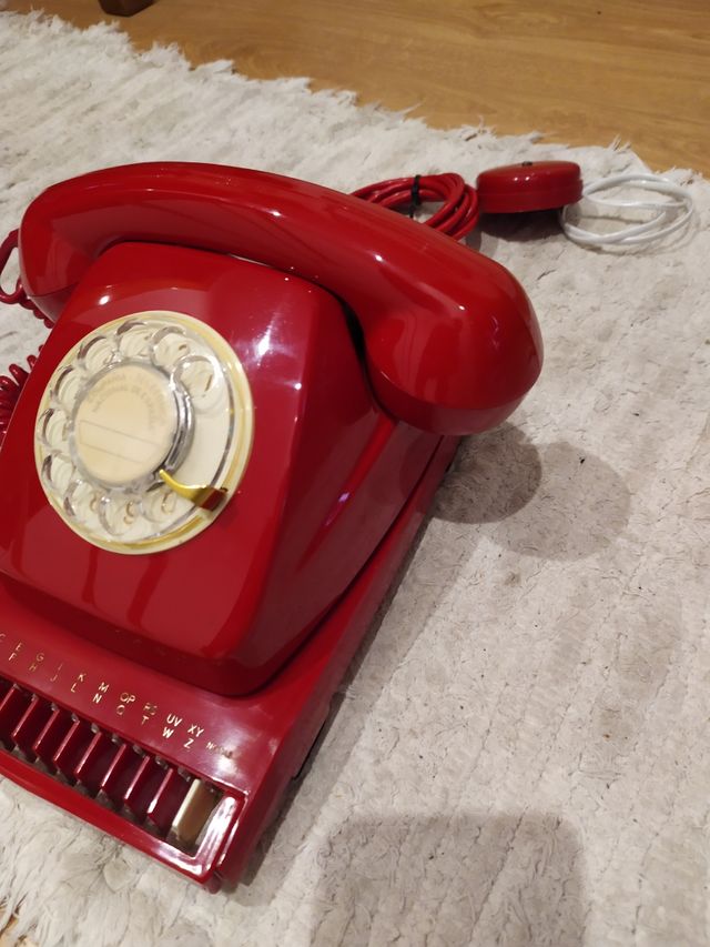 teléfono rojo con agenda apoya tlf.