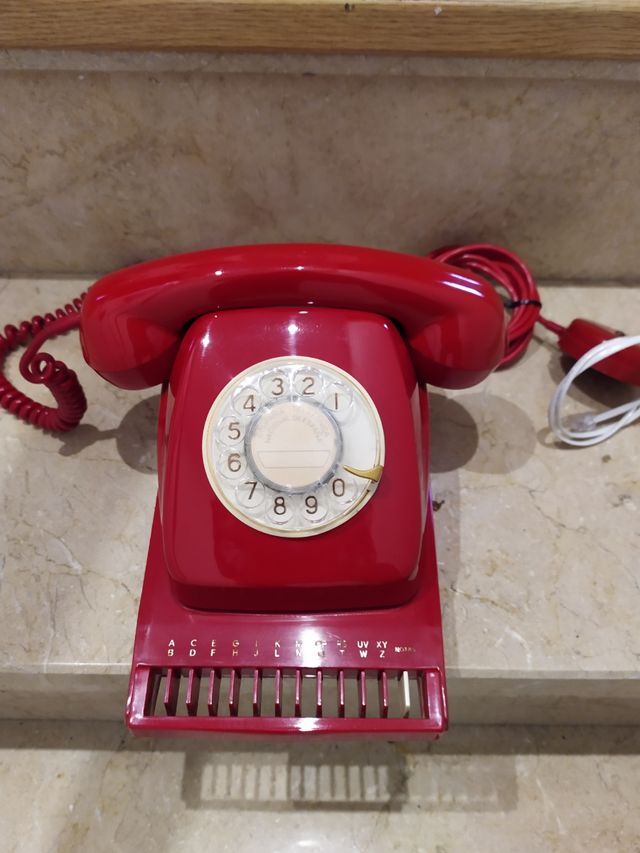 teléfono rojo con agenda apoya tlf.