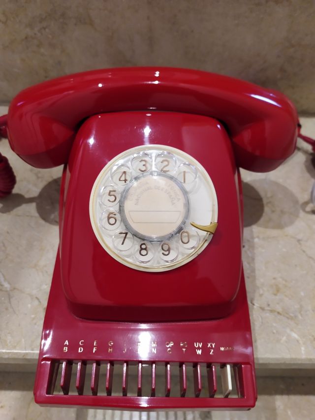 teléfono rojo con agenda apoya tlf.