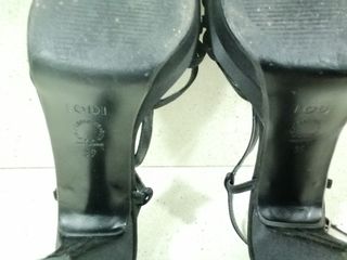 Sandalias LODI de raso súper nuevas. 