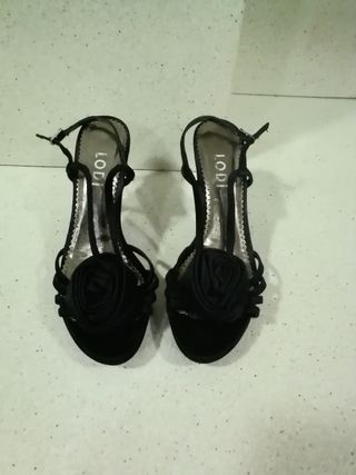 Sandalias LODI de raso súper nuevas. 