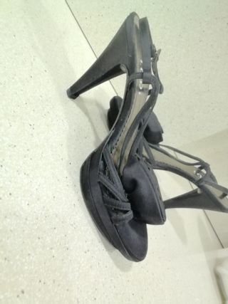 Sandalias LODI de raso súper nuevas. 