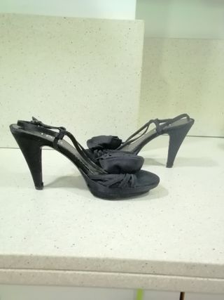 Sandalias LODI de raso súper nuevas. 