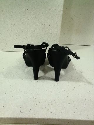 Sandalias LODI de raso súper nuevas. 
