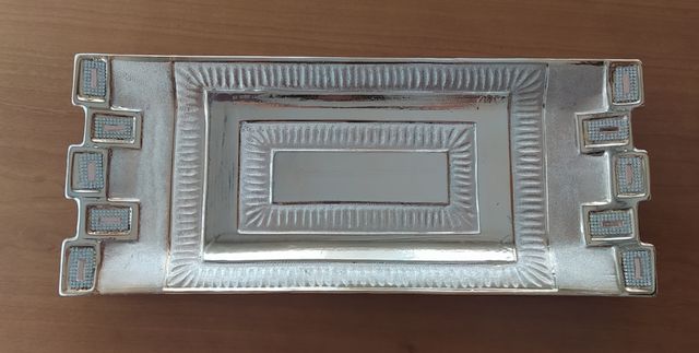 Bandeja y dos candelabros dorados