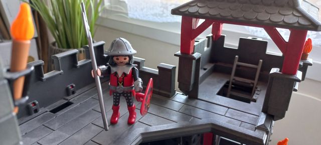 Castillo Playmobil con soldados y dragón