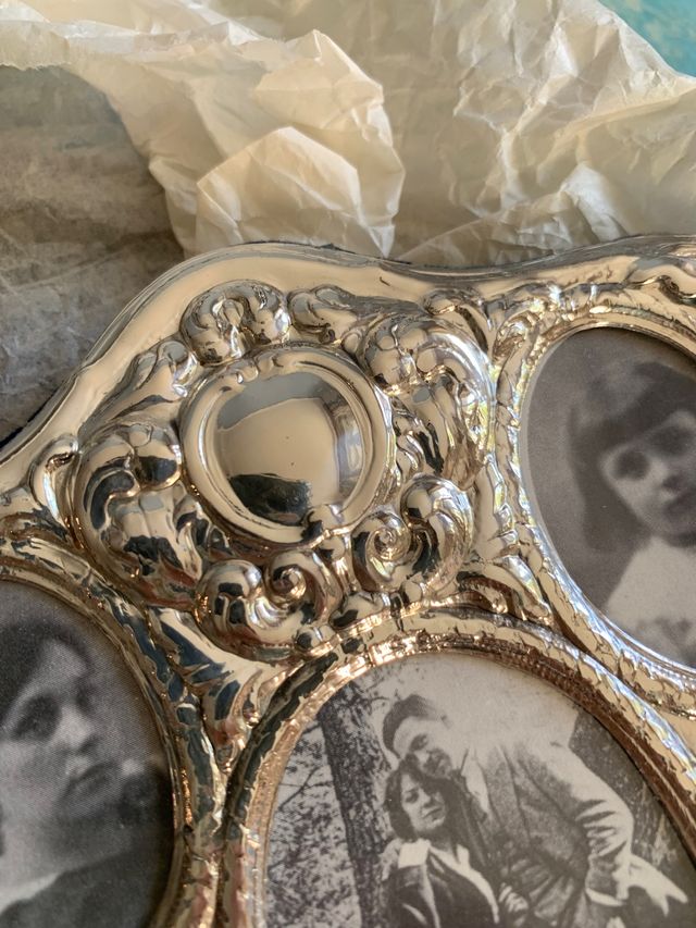 Marco de fotografías de plata de ley.