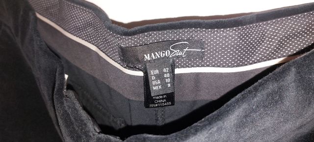 Pantalón negro de terciopelo de Mango