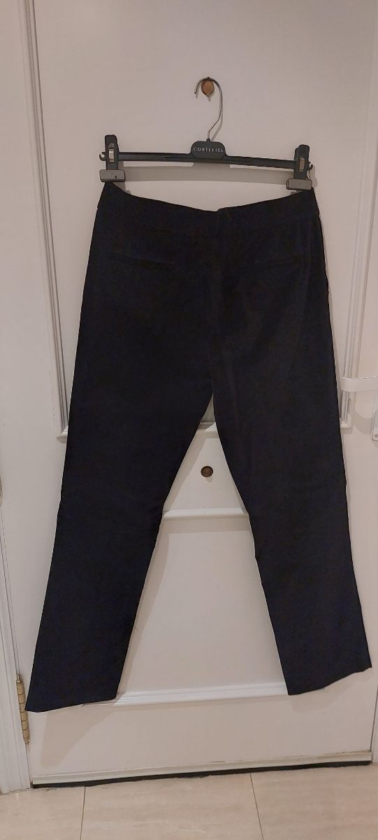 Pantalón negro de terciopelo de Mango