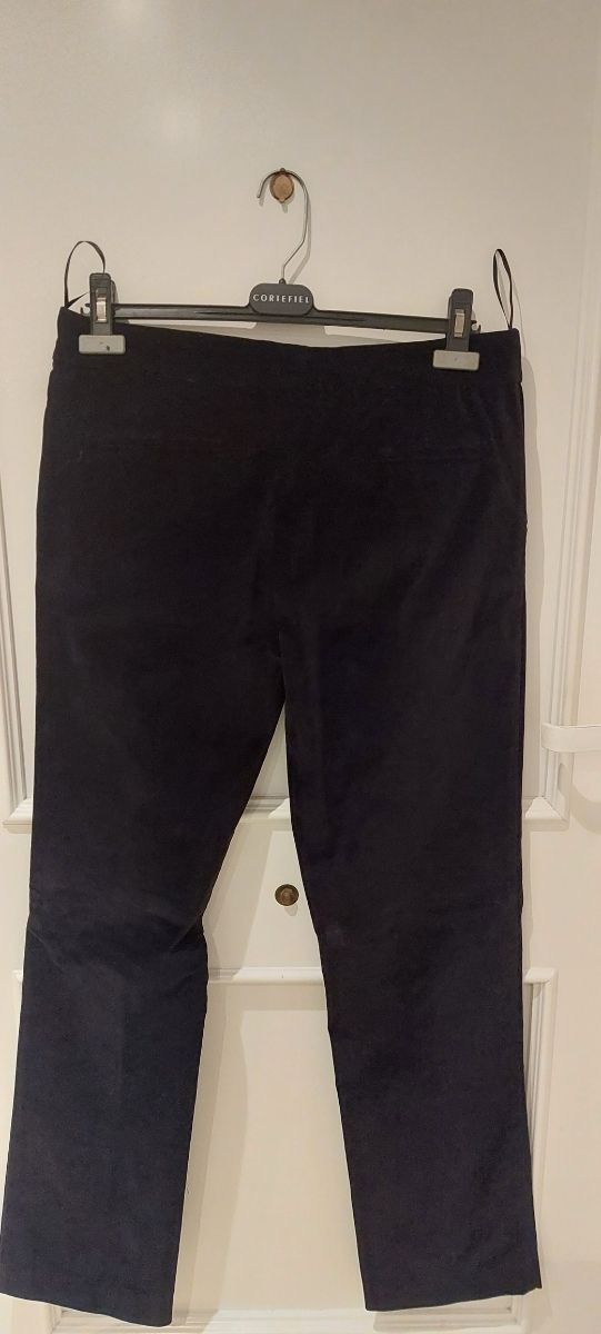 Pantalón negro de terciopelo de Mango