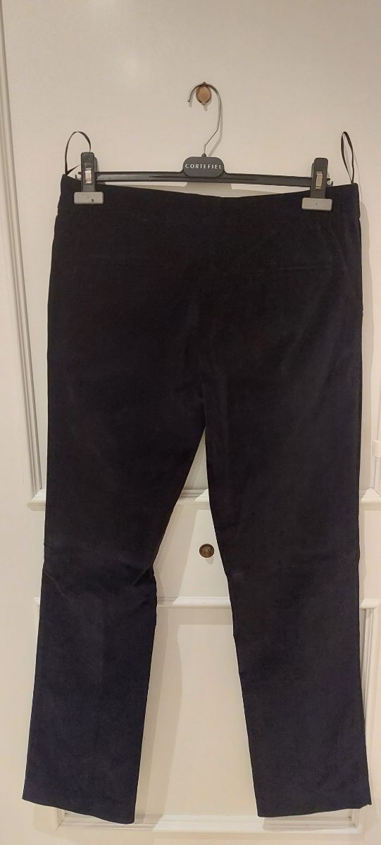 Pantalón negro de terciopelo de Mango