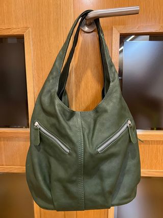 Bolso verde de cuero.