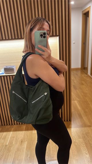 Bolso verde de cuero.
