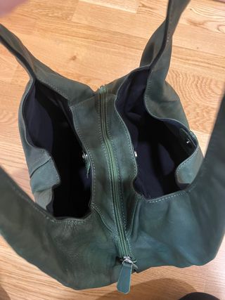 Bolso verde de cuero.