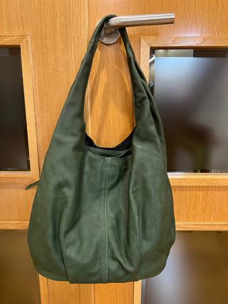Bolso verde de cuero.
