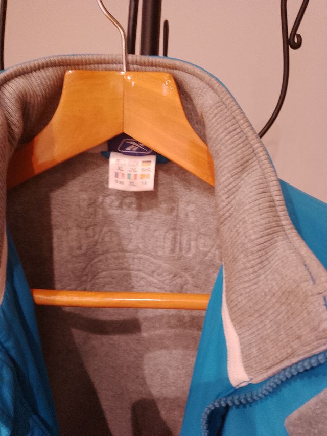 Chaqueta Reebok.