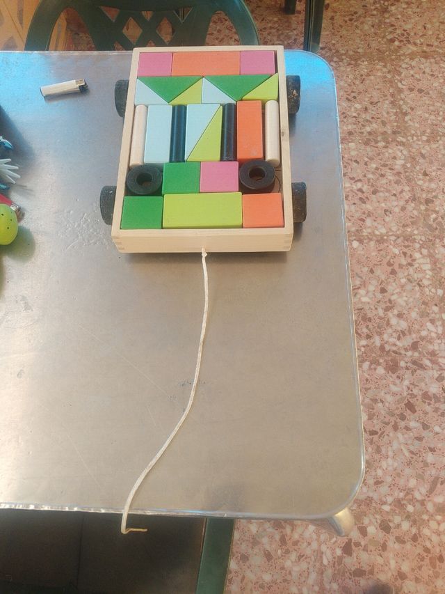 juego de costruccion de madera lleva ruedas y una
