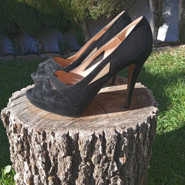 Tacones delgados punta abierta plataforma negros