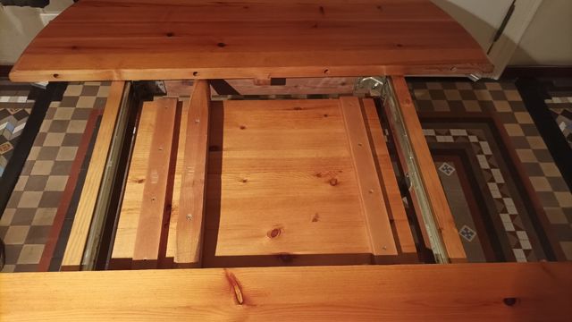 mesa de comedor. madera redonda de 1.10m. Se ala