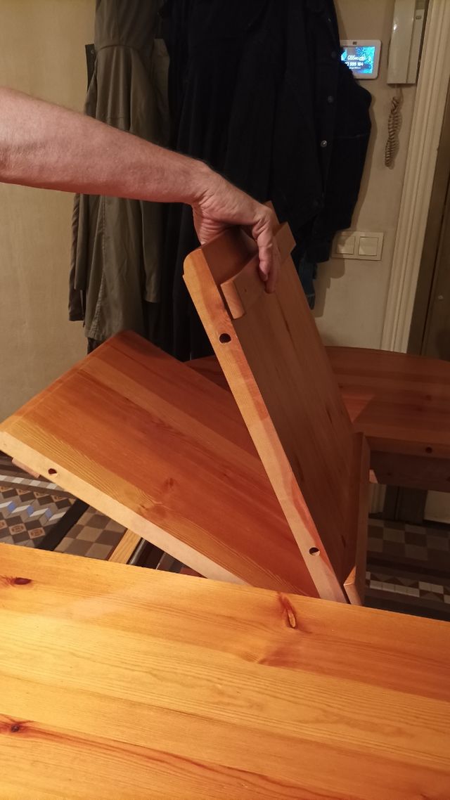 mesa de comedor. madera redonda de 1.10m. Se ala